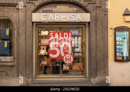 Rom, Italien, 6. Juli 2024. Die Sommersaison hat gerade in Rom und in den meisten italienischen Regionen begonnen. Geschäfte im historischen Zentrum von Rom. Quelle: Brad Sterling/Alamy Live News Stockfoto