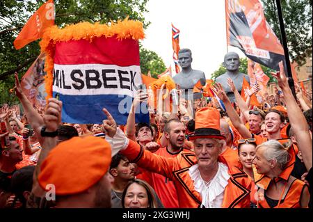 Berlin, Deutschland. Juli 2024. Fußball: Europameisterschaft, Niederlande - Türkei, Endrunde, Viertelfinale. Fans der niederländischen Nationalmannschaft nehmen an der Fanwanderung zum Olympiastadion Teil. Quelle: Fabian Sommer/dpa/Alamy Live News Stockfoto