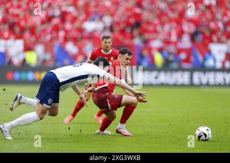 Düsseldorf, Deutschland. Juli 2024. DÜSSELDORF, Düsseldorf Arena, 06-07-2024, Fußball-Europameisterschaft Euro2024, Achtelfinale Nr. 48 zwischen England und der Schweiz, (L-R) England Spieler Declan Rice, Schweizer Spieler Fabian Rieder Credit: Pro Shots/Alamy Live News Stockfoto