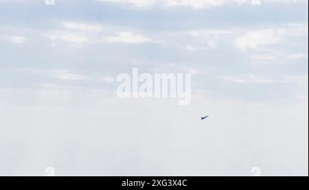 Silhouette des MIG-Kampfjets am bewölkten Himmel Stockfoto