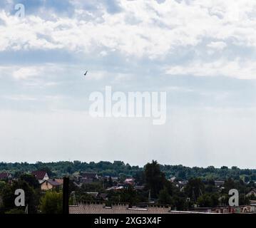 Silhouette des MIG-Kampfjets am bewölkten Himmel Stockfoto