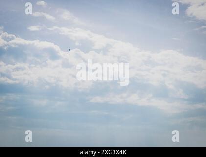 Silhouette des MIG-Kampfjets am bewölkten Himmel Stockfoto