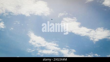 Silhouette des MIG-Kampfjets am bewölkten Himmel Stockfoto