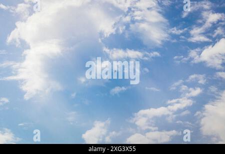 Silhouette des MIG-Kampfjets am bewölkten Himmel Stockfoto