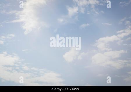 Silhouette des MIG-Kampfjets am bewölkten Himmel Stockfoto