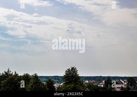 Silhouette des MIG-Kampfjets am bewölkten Himmel Stockfoto