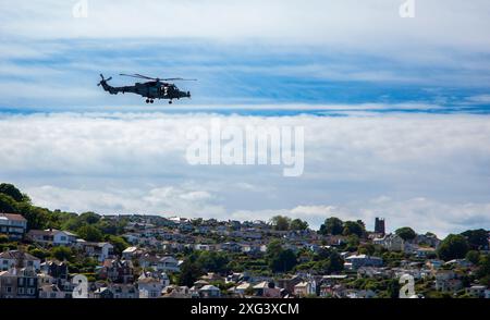 Royal Navy Augusta Westland Wildcat HMA2 ZZ528 Hubschrauber über Dartmouth UK Stockfoto