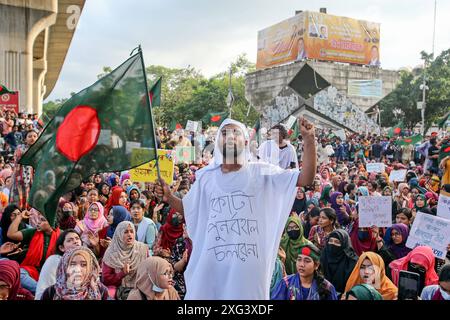 Studenten protestieren gegen die Forderung nach Abschaffung des Quotensystems für Regierungsjobs in Dhaka Bangladesch Studenten blockieren die Kreuzung Shahbagh, während eines Protests in Dhaka, Bangladesch, am 6. Juli 2024. Hunderte von Studenten, die unter dem Banner der Anti-Diskriminierung-Studentenbewegung protestierten, blockierten die Shahbagh-Kreuzung in der Hauptstadt Dhaka und forderten die Streichung des Quotensystems für Regierungsjobs. Dhaka Dhaka Bezirk Bangladesch Copyright: XHabiburxRahmanx Stockfoto