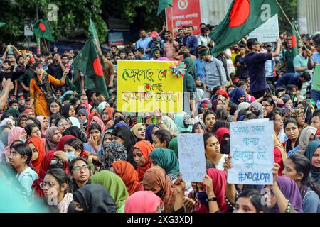 Studenten protestieren gegen die Forderung nach Abschaffung des Quotensystems für Regierungsjobs in Dhaka Bangladesch Studenten blockieren die Kreuzung Shahbagh, während eines Protests in Dhaka, Bangladesch, am 6. Juli 2024. Hunderte von Studenten, die unter dem Banner der Anti-Diskriminierung-Studentenbewegung protestierten, blockierten die Shahbagh-Kreuzung in der Hauptstadt Dhaka und forderten die Streichung des Quotensystems für Regierungsjobs. Dhaka Dhaka Bezirk Bangladesch Copyright: XHabiburxRahmanx Stockfoto