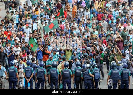 Studenten protestieren gegen die Forderung nach Abschaffung des Quotensystems für Regierungsjobs in Dhaka Bangladesch Studenten blockieren die Kreuzung Shahbagh, während eines Protests in Dhaka, Bangladesch, am 6. Juli 2024. Hunderte von Studenten, die unter dem Banner der Anti-Diskriminierung-Studentenbewegung protestierten, blockierten die Shahbagh-Kreuzung in der Hauptstadt Dhaka und forderten die Streichung des Quotensystems für Regierungsjobs. Dhaka Dhaka Bezirk Bangladesch Copyright: XHabiburxRahmanx Stockfoto