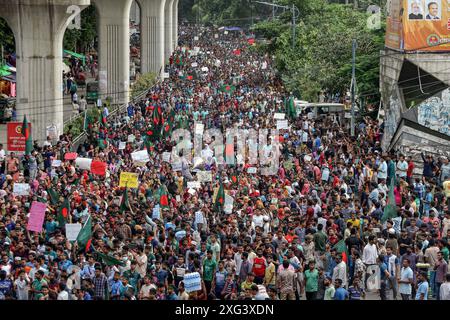 Studenten protestieren gegen die Forderung nach Abschaffung des Quotensystems für Regierungsjobs in Dhaka Bangladesch Studenten blockieren die Kreuzung Shahbagh, während eines Protests in Dhaka, Bangladesch, am 6. Juli 2024. Hunderte von Studenten, die unter dem Banner der Anti-Diskriminierung-Studentenbewegung protestierten, blockierten die Shahbagh-Kreuzung in der Hauptstadt Dhaka und forderten die Streichung des Quotensystems für Regierungsjobs. Dhaka Dhaka Bezirk Bangladesch Copyright: XHabiburxRahmanx Stockfoto