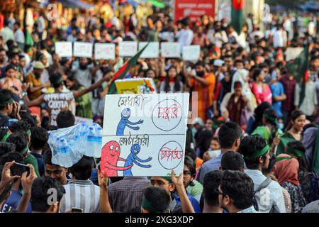 Studenten protestieren gegen die Forderung nach Abschaffung des Quotensystems für Regierungsjobs in Dhaka Bangladesch Studenten blockieren die Kreuzung Shahbagh, während eines Protests in Dhaka, Bangladesch, am 6. Juli 2024. Hunderte von Studenten, die unter dem Banner der Anti-Diskriminierung-Studentenbewegung protestierten, blockierten die Shahbagh-Kreuzung in der Hauptstadt Dhaka und forderten die Streichung des Quotensystems für Regierungsjobs. Dhaka Dhaka Bezirk Bangladesch Copyright: XHabiburxRahmanx Stockfoto