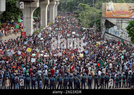 Studenten protestieren gegen die Forderung nach Abschaffung des Quotensystems für Regierungsjobs in Dhaka Bangladesch Studenten blockieren die Kreuzung Shahbagh, während eines Protests in Dhaka, Bangladesch, am 6. Juli 2024. Hunderte von Studenten, die unter dem Banner der Anti-Diskriminierung-Studentenbewegung protestierten, blockierten die Shahbagh-Kreuzung in der Hauptstadt Dhaka und forderten die Streichung des Quotensystems für Regierungsjobs. Dhaka Dhaka Bezirk Bangladesch Copyright: XHabiburxRahmanx Stockfoto