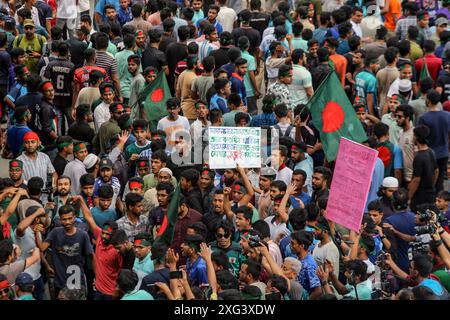 Studenten protestieren gegen die Forderung nach Abschaffung des Quotensystems für Regierungsjobs in Dhaka Bangladesch Studenten blockieren die Kreuzung Shahbagh, während eines Protests in Dhaka, Bangladesch, am 6. Juli 2024. Hunderte von Studenten, die unter dem Banner der Anti-Diskriminierung-Studentenbewegung protestierten, blockierten die Shahbagh-Kreuzung in der Hauptstadt Dhaka und forderten die Streichung des Quotensystems für Regierungsjobs. Dhaka Dhaka Bezirk Bangladesch Copyright: XHabiburxRahmanx Stockfoto