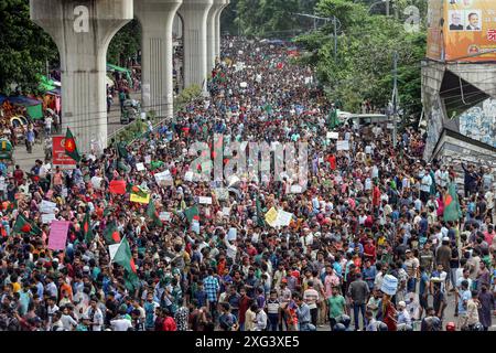 Studenten protestieren gegen die Forderung nach Abschaffung des Quotensystems für Regierungsjobs in Dhaka Bangladesch Studenten blockieren die Kreuzung Shahbagh, während eines Protests in Dhaka, Bangladesch, am 6. Juli 2024. Hunderte von Studenten, die unter dem Banner der Anti-Diskriminierung-Studentenbewegung protestierten, blockierten die Shahbagh-Kreuzung in der Hauptstadt Dhaka und forderten die Streichung des Quotensystems für Regierungsjobs. Dhaka Dhaka Bezirk Bangladesch Copyright: XHabiburxRahmanx Stockfoto