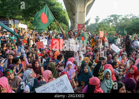 Studenten protestieren gegen die Forderung nach Abschaffung des Quotensystems für Regierungsjobs in Dhaka Bangladesch Studenten blockieren die Kreuzung Shahbagh, während eines Protests in Dhaka, Bangladesch, am 6. Juli 2024. Hunderte von Studenten, die unter dem Banner der Anti-Diskriminierung-Studentenbewegung protestierten, blockierten die Shahbagh-Kreuzung in der Hauptstadt Dhaka und forderten die Streichung des Quotensystems für Regierungsjobs. Dhaka Dhaka Bezirk Bangladesch Copyright: XHabiburxRahmanx Stockfoto