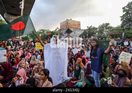 Studenten protestieren gegen die Forderung nach Abschaffung des Quotensystems für Regierungsjobs in Dhaka Bangladesch Studenten blockieren die Kreuzung Shahbagh, während eines Protests in Dhaka, Bangladesch, am 6. Juli 2024. Hunderte von Studenten, die unter dem Banner der Anti-Diskriminierung-Studentenbewegung protestierten, blockierten die Shahbagh-Kreuzung in der Hauptstadt Dhaka und forderten die Streichung des Quotensystems für Regierungsjobs. Dhaka Dhaka Bezirk Bangladesch Copyright: XHabiburxRahmanx Stockfoto