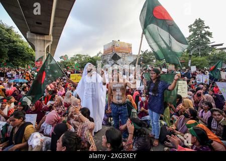 Studenten protestieren gegen die Forderung nach Abschaffung des Quotensystems für Regierungsjobs in Dhaka Bangladesch Studenten blockieren die Kreuzung Shahbagh, während eines Protests in Dhaka, Bangladesch, am 6. Juli 2024. Hunderte von Studenten, die unter dem Banner der Anti-Diskriminierung-Studentenbewegung protestierten, blockierten die Shahbagh-Kreuzung in der Hauptstadt Dhaka und forderten die Streichung des Quotensystems für Regierungsjobs. Dhaka Dhaka Bezirk Bangladesch Copyright: XHabiburxRahmanx Stockfoto