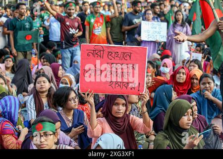 Studenten protestieren gegen die Forderung nach Abschaffung des Quotensystems für Regierungsjobs in Dhaka Bangladesch Studenten blockieren die Kreuzung Shahbagh, während eines Protests in Dhaka, Bangladesch, am 6. Juli 2024. Hunderte von Studenten, die unter dem Banner der Anti-Diskriminierung-Studentenbewegung protestierten, blockierten die Shahbagh-Kreuzung in der Hauptstadt Dhaka und forderten die Streichung des Quotensystems für Regierungsjobs. Dhaka Dhaka Bezirk Bangladesch Copyright: XHabiburxRahmanx Stockfoto