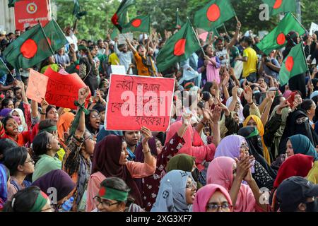 Studenten protestieren gegen die Forderung nach Abschaffung des Quotensystems für Regierungsjobs in Dhaka Bangladesch Studenten blockieren die Kreuzung Shahbagh, während eines Protests in Dhaka, Bangladesch, am 6. Juli 2024. Hunderte von Studenten, die unter dem Banner der Anti-Diskriminierung-Studentenbewegung protestierten, blockierten die Shahbagh-Kreuzung in der Hauptstadt Dhaka und forderten die Streichung des Quotensystems für Regierungsjobs. Dhaka Dhaka Bezirk Bangladesch Copyright: XHabiburxRahmanx Stockfoto