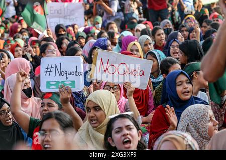 Studenten protestieren gegen die Forderung nach Abschaffung des Quotensystems für Regierungsjobs in Dhaka Bangladesch Studenten blockieren die Kreuzung Shahbagh, während eines Protests in Dhaka, Bangladesch, am 6. Juli 2024. Hunderte von Studenten, die unter dem Banner der Anti-Diskriminierung-Studentenbewegung protestierten, blockierten die Shahbagh-Kreuzung in der Hauptstadt Dhaka und forderten die Streichung des Quotensystems für Regierungsjobs. Dhaka Dhaka Bezirk Bangladesch Copyright: XHabiburxRahmanx Stockfoto