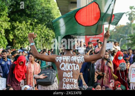 Studenten protestieren gegen die Forderung nach Abschaffung des Quotensystems für Regierungsjobs in Dhaka Bangladesch Studenten blockieren die Kreuzung Shahbagh, während eines Protests in Dhaka, Bangladesch, am 6. Juli 2024. Hunderte von Studenten, die unter dem Banner der Anti-Diskriminierung-Studentenbewegung protestierten, blockierten die Shahbagh-Kreuzung in der Hauptstadt Dhaka und forderten die Streichung des Quotensystems für Regierungsjobs. Dhaka Dhaka Bezirk Bangladesch Copyright: XHabiburxRahmanx Stockfoto