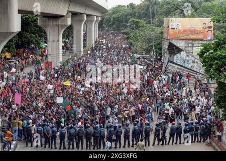 Studenten protestieren gegen die Forderung nach Abschaffung des Quotensystems für Regierungsjobs in Dhaka Bangladesch Studenten blockieren die Kreuzung Shahbagh, während eines Protests in Dhaka, Bangladesch, am 6. Juli 2024. Hunderte von Studenten, die unter dem Banner der Anti-Diskriminierung-Studentenbewegung protestierten, blockierten die Shahbagh-Kreuzung in der Hauptstadt Dhaka und forderten die Streichung des Quotensystems für Regierungsjobs. Dhaka Dhaka Bezirk Bangladesch Copyright: XHabiburxRahmanx Stockfoto