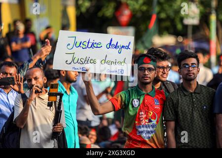Studenten protestieren gegen die Forderung nach Abschaffung des Quotensystems für Regierungsjobs in Dhaka Bangladesch Studenten blockieren die Kreuzung Shahbagh, während eines Protests in Dhaka, Bangladesch, am 6. Juli 2024. Hunderte von Studenten, die unter dem Banner der Anti-Diskriminierung-Studentenbewegung protestierten, blockierten die Shahbagh-Kreuzung in der Hauptstadt Dhaka und forderten die Streichung des Quotensystems für Regierungsjobs. Dhaka Dhaka Bezirk Bangladesch Copyright: XHabiburxRahmanx Stockfoto