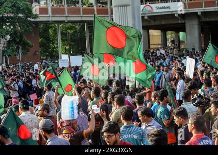 Studenten protestieren gegen die Forderung nach Abschaffung des Quotensystems für Regierungsjobs in Dhaka Bangladesch Studenten blockieren die Kreuzung Shahbagh, während eines Protests in Dhaka, Bangladesch, am 6. Juli 2024. Hunderte von Studenten, die unter dem Banner der Anti-Diskriminierung-Studentenbewegung protestierten, blockierten die Shahbagh-Kreuzung in der Hauptstadt Dhaka und forderten die Streichung des Quotensystems für Regierungsjobs. Dhaka Dhaka Bezirk Bangladesch Copyright: XHabiburxRahmanx Stockfoto
