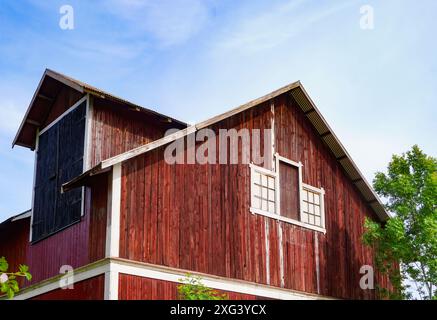 Niedriger Blick auf eine wunderschöne alte Scheune Stockfoto