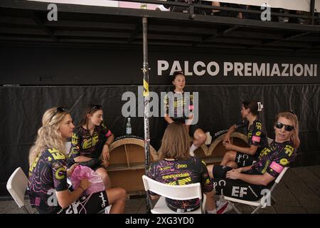 Brescia, Italien. Juli 2024. Teampräsentation vor dem Giro d'Italia Women Radrennen in Brescia. Das Rennen beginnt am Sonntag, den 7. Juli, mit der ersten Etappe Tudor ITT über 15,7 km von Brescia nach Brescia, Nordwest-Italien - Samstag, den 6. Juli 2024. Sport - Radsport . (Foto: Marco Alpozzi/Lapresse) Credit: LaPresse/Alamy Live News Stockfoto