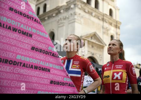 Brescia, Italien. Juli 2024. Teampräsentation vor dem Giro d'Italia Women Radrennen in Brescia. Das Rennen beginnt am Sonntag, den 7. Juli, mit der ersten Etappe Tudor ITT über 15,7 km von Brescia nach Brescia, Nordwest-Italien - Samstag, den 6. Juli 2024. Sport - Radsport . (Foto: Marco Alpozzi/Lapresse) Credit: LaPresse/Alamy Live News Stockfoto