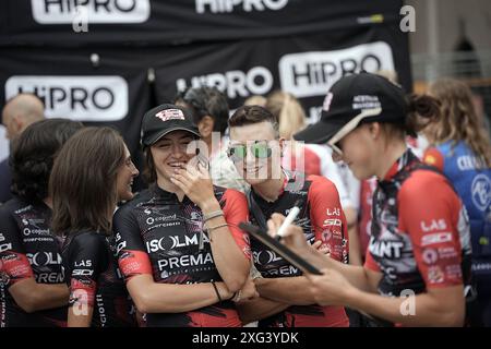 Brescia, Italien. Juli 2024. Teampräsentation vor dem Giro d'Italia Women Radrennen in Brescia. Das Rennen beginnt am Sonntag, den 7. Juli, mit der ersten Etappe Tudor ITT über 15,7 km von Brescia nach Brescia, Nordwest-Italien - Samstag, den 6. Juli 2024. Sport - Radsport . (Foto: Marco Alpozzi/Lapresse) Credit: LaPresse/Alamy Live News Stockfoto