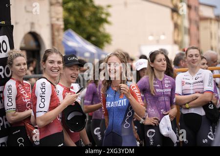 Brescia, Italien. Juli 2024. Teampräsentation vor dem Giro d'Italia Women Radrennen in Brescia. Das Rennen beginnt am Sonntag, den 7. Juli, mit der ersten Etappe Tudor ITT über 15,7 km von Brescia nach Brescia, Nordwest-Italien - Samstag, den 6. Juli 2024. Sport - Radsport . (Foto: Marco Alpozzi/Lapresse) Credit: LaPresse/Alamy Live News Stockfoto