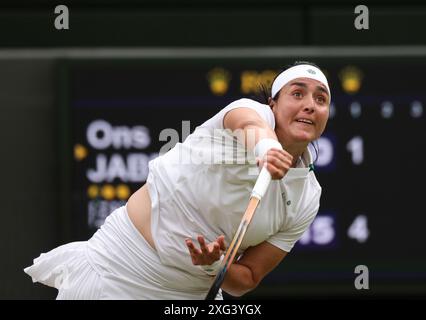 Wimbledon, London, Großbritannien. Juli 2024. Ons Jabeur aus Tunesien während ihrer dritten Runde im Singles-Spiel der Frauen gegen Elina Svitolina am Center Court in Wimbledon. Quelle: Adam Stoltman/Alamy Live News Stockfoto