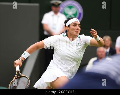 Wimbledon, London, Großbritannien. Juli 2024. Ons Jabeur aus Tunesien während ihrer dritten Runde im Singles-Spiel der Frauen gegen Elina Svitolina am Center Court in Wimbledon. Quelle: Adam Stoltman/Alamy Live News Stockfoto