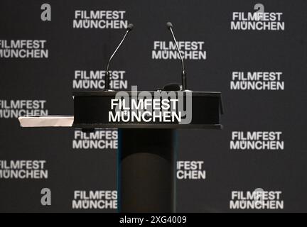 München, Deutschland. Juli 2024. Auf der Bühne des Amerika-Hauses steht während der Preisverleihung bei den Filmfestspielen München ein leeres Rednerpult. Unter anderem werden internationale Filmemacher und Nachwuchstalente geehrt. Zuschauerpreise werden ebenfalls vergeben. Quelle: Felix Hörhager/dpa/Alamy Live News Stockfoto