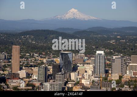 Portland Oregon Downtown mit Mt. Hood vom Aussichtspunkt Pittock Mansion. Stockfoto