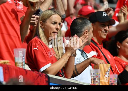 Düsseldorf, Deutschland. Juli 2024. Die Fans und Fans der Schweiz wurden am Samstag, den 6. Juli 2024 in Düsseldorf bei einem Fußballspiel zwischen den Nationalmannschaften Englands und der Schweiz im Viertelfinale des UEFA Euro 2024-Turniers gezeigt. Quelle: Sportpix/Alamy Live News Stockfoto