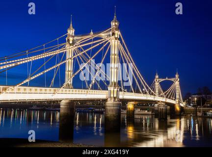 Großbritannien, England, London, Battersea, Albert Bridge über die Themse bei Nacht Stockfoto