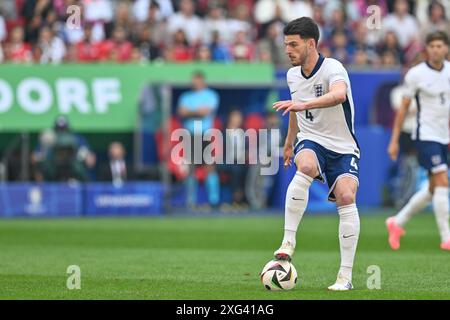 Düsseldorf, Deutschland. Juli 2024. Declan Rice (4) aus England, dargestellt während eines Fußballspiels zwischen den Nationalmannschaften Englands und der Schweiz im Viertelfinale des UEFA Euro 2024 Turniers am Samstag, den 6. Juli 2024 in Düsseldorf. Quelle: Sportpix/Alamy Live News Stockfoto