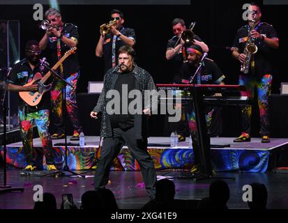 Hollywood FL, USA. Juli 2024. KC und die Sunshine Band treten am 5. Juli 2024 während der 50th Anniversary Tour im Hard Rock Live im Seminole Hard Rock Hotel & Casino in Hollywood, Florida auf. Quelle: Mpi04/Media Punch/Alamy Live News Stockfoto
