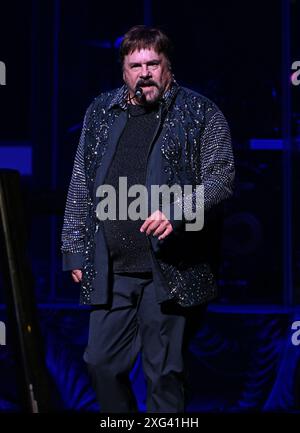 Hollywood FL, USA. Juli 2024. KC und die Sunshine Band treten am 5. Juli 2024 während der 50th Anniversary Tour im Hard Rock Live im Seminole Hard Rock Hotel & Casino in Hollywood, Florida auf. Quelle: Mpi04/Media Punch/Alamy Live News Stockfoto