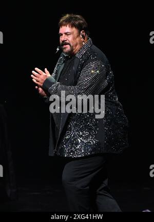 Hollywood FL, USA. Juli 2024. KC und die Sunshine Band treten am 5. Juli 2024 während der 50th Anniversary Tour im Hard Rock Live im Seminole Hard Rock Hotel & Casino in Hollywood, Florida auf. Quelle: Mpi04/Media Punch/Alamy Live News Stockfoto