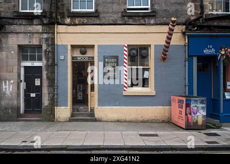 Außenansicht des James Wood & Sons Friseurgeschäfts, das 1890 in Drummond Street, Edinburgh, Schottland, Großbritannien gegründet wurde. Stockfoto