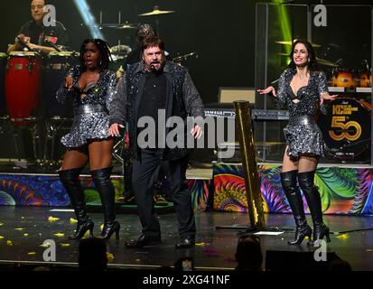 Hollywood FL, USA. Juli 2024. KC und die Sunshine Band treten am 5. Juli 2024 während der 50th Anniversary Tour im Hard Rock Live im Seminole Hard Rock Hotel & Casino in Hollywood, Florida auf. Quelle: Mpi04/Media Punch/Alamy Live News Stockfoto