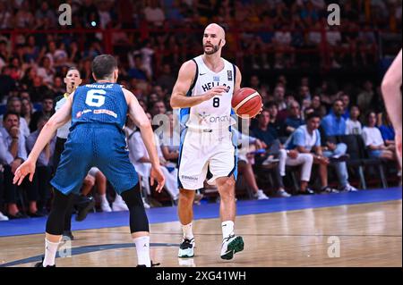 8 Nick Calathes von Griechenland spielt während des Halbfinalspiels der FIBA für das Olympische Qualifikationsturnier 2024 zwischen Griechenland und Slowenien im Peace&amp; Friendship Stadium am 6. Juli 2024 in Piräus. Stockfoto