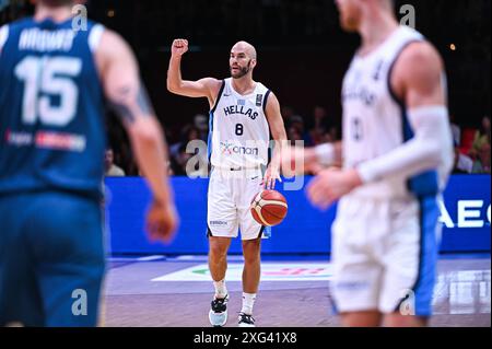 8 Nick Calathes von Griechenland spielt während des Halbfinalspiels der FIBA für das Olympische Qualifikationsturnier 2024 zwischen Griechenland und Slowenien im Peace&amp; Friendship Stadium am 6. Juli 2024 in Piräus. Stockfoto