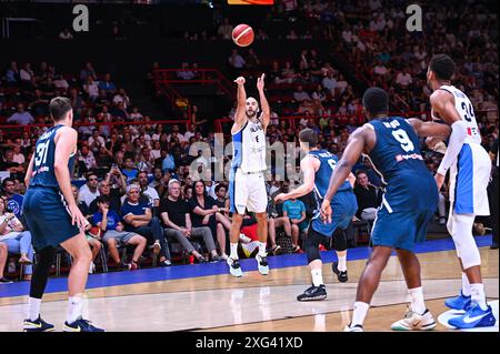 8 Nick Calathes von Griechenland spielt während des Halbfinalspiels der FIBA für das Olympische Qualifikationsturnier 2024 zwischen Griechenland und Slowenien im Peace&amp; Friendship Stadium am 6. Juli 2024 in Piräus. Stockfoto