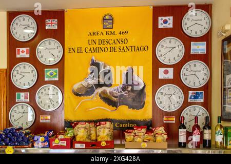 Zeigen Sie in einem Hornillos-Geschäft entlang des Jakobsweges in Spanien, wo Sie Waren an Pilger verkaufen, die auf der Jakobsweg der damaligen Zeit weltweit unterwegs sind Stockfoto